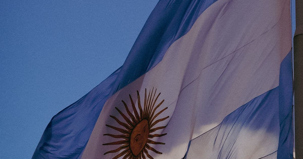 Bandera argentina flameando contra un cielo azul despejado