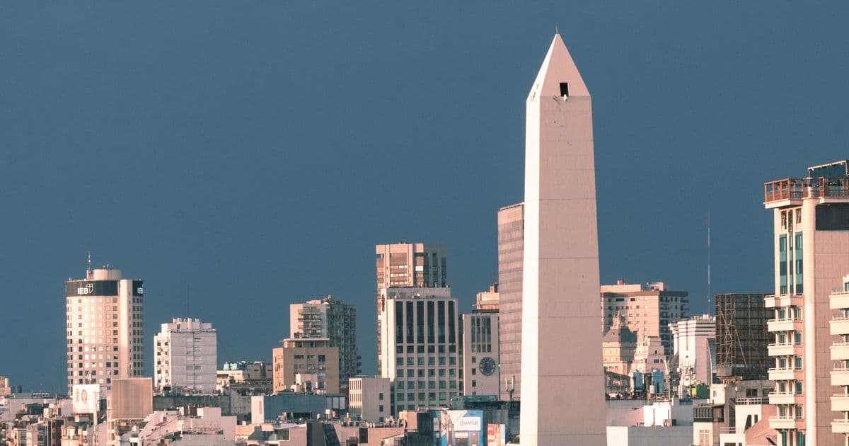 El Obelisco de Buenos Aires entre los edificios del centro porteño