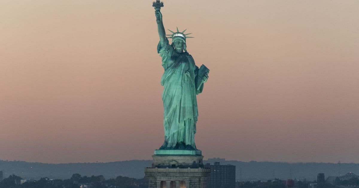 Estatua de la Libertad al atardecer, en Nueva York