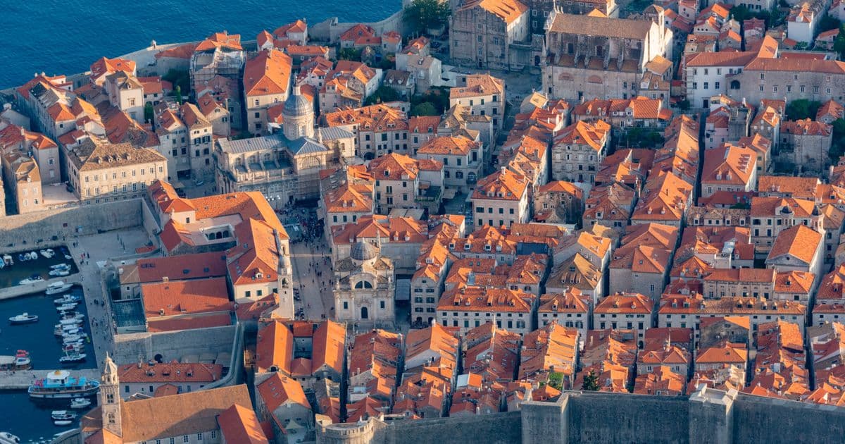 Vista aérea del casco antiguo de Dubrovnik y la costa del Adriático, Croacia